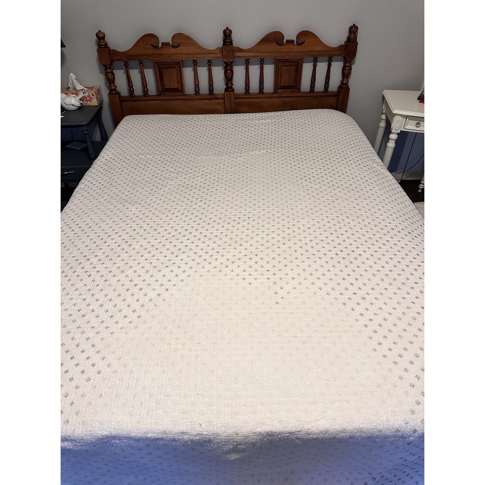 Levtex Home White Quilt 87x102 Comforter Reversible Gold Stamped Design